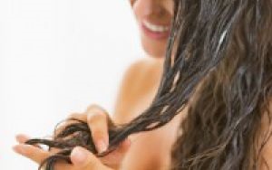 Rădăcinile și sfaturile sănătoase sunt măști rapide pentru părul gras, subțire, slăbit și alte tipuri de păr