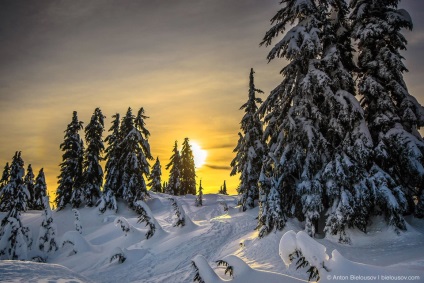 Téli túrázás naplementével és hótalpas túrákkal a hegyi hegyen