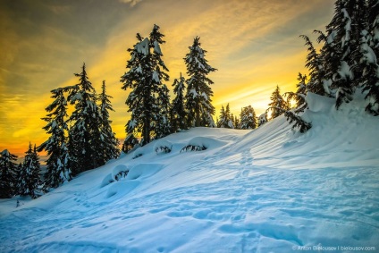 Drumeții de iarnă cu apusuri de soare și zăpadă pe munte