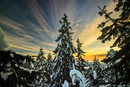Téli túrázás naplementével és hótalpas túrákkal a hegyi hegyen