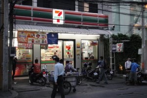 7 Eleven és családi mart - élelmiszerboltok - percek Thaiföldön