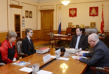 Alekszej Ostrovszkij találkozott Maria Zubkovaya Elninskaya iskolásasszal, az újság 
