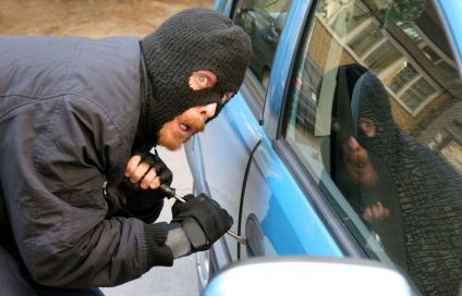 Собственикът на колата, уловени колата му крадци