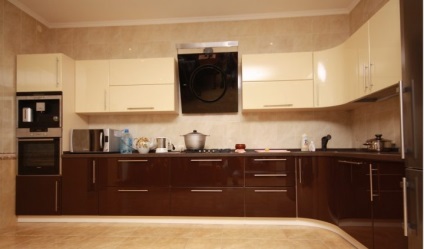 A bézs barna konyha a fülhallgató színeinek kombinációját tartalmazza a belső térben