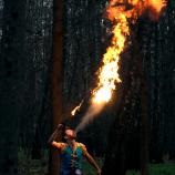 Breezing, teatru de foc vorbind cu o flacără