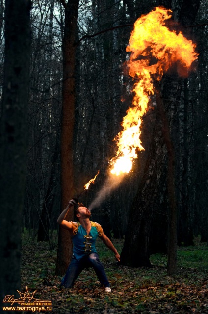 Breezing, teatru de foc vorbind cu o flacără