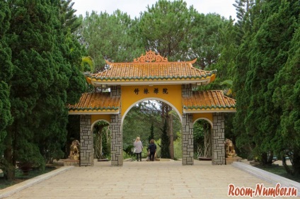 Mănăstirea buddhistă chuk lamas în Dalat