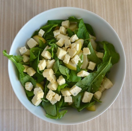 Salata cu pere, brânză și nuci