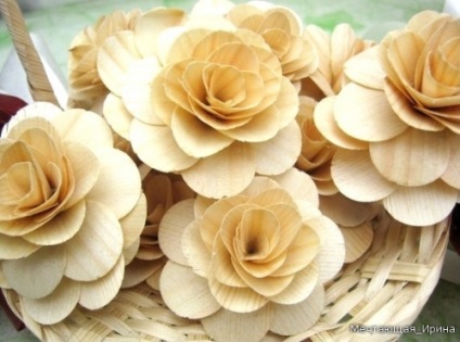 Flori din așchii de lemn