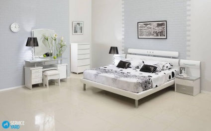 Proiectarea unui dormitor cu mobilier alb, confort de serviciu al casei tale în mâinile tale