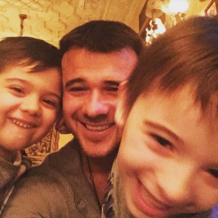 Emin agalarov care se odihnește în rezervor împreună cu fiii lui și cu fiica lui fiică a lui Alila, salut! Rusia