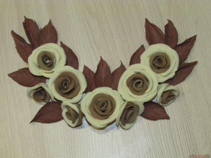 Această decorare de clasă maestră vă va învăța cum să creați propriul dvs. colier de flori foyamiran
