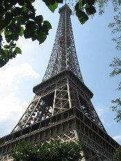 Turnul Eiffel este din nou pictat