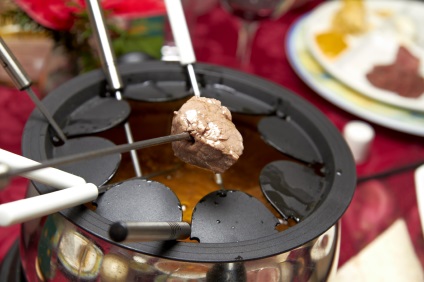 Fondue - rețete pentru ciocolată, brânză, caramel și fructe de fructe la domiciliu