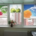 Jaluzele orizontale și frumoase obloane foto color pe ferestre din plastic