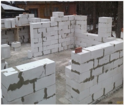 Din ceea ce se construiesc case ieftine în Krasnodar, principalele diferențe în betonul gazos din beton spumos - se deplasează