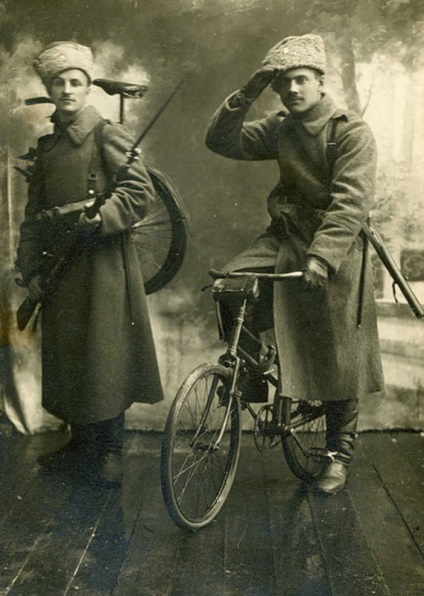 Cum au folosit bicicletele în război, șapte ruse