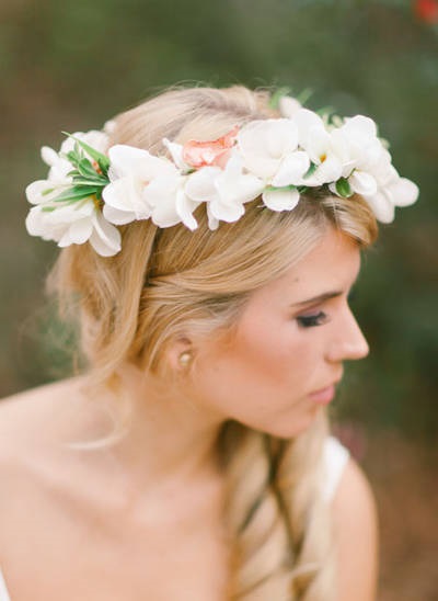 Cum sa alegi o coroana de flori - un accesoriu de nunta frumos si original pentru o mireasa moderna