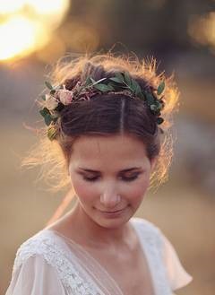 Cum sa alegi o coroana de flori - un accesoriu de nunta frumos si original pentru o mireasa moderna
