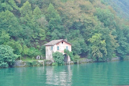 Cum de a desena o casa de creion într-un creion pe malul lacului