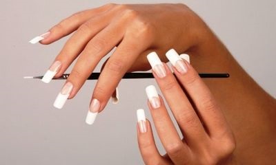Cum să aplicați acril pe unghii