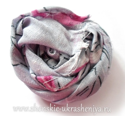 Hogyan készítsünk egy nyakláncot a textil rózsákból?