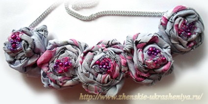Hogyan készítsünk egy nyakláncot a textil rózsákból?