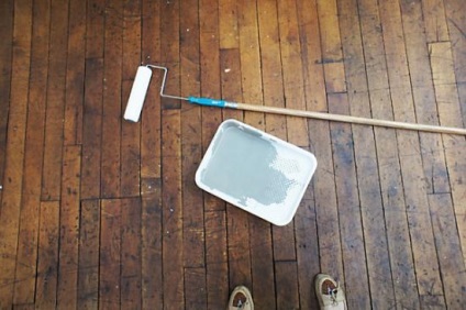 Hogyan lehet díszíteni a padlót festékkel, kefével és csiszolópapírral?