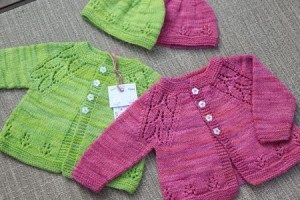 Bluza pentru un nou-născut cu ace de tricotat cu un model și exemple