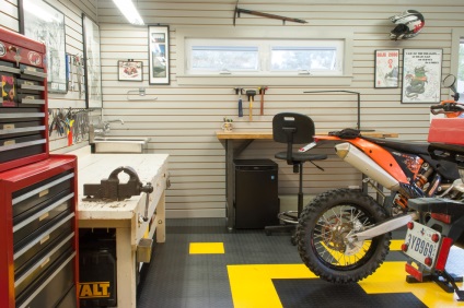 Színes garázs kialakítás motorkerékpárokhoz