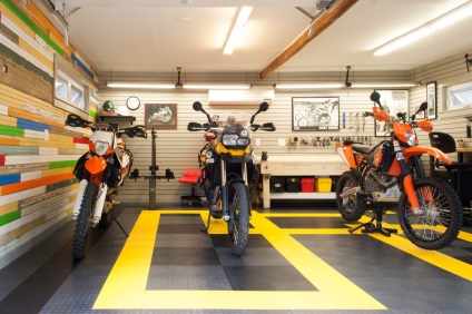 Színes garázs kialakítás motorkerékpárokhoz