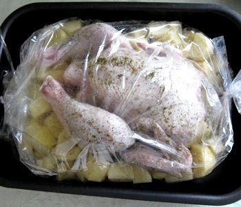 Puiul în manșon cu o rețetă de cartofi în cuptor