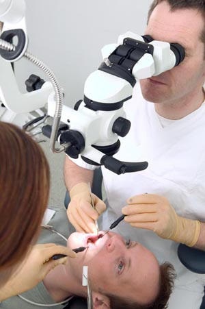 A fogak csatornainak kezelése mikroszkóp alatt Moszkvában, a fogak csatornainak kezelésének ára mikroszkóp alatt