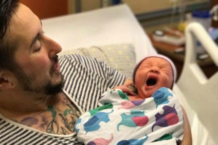 Bărbatul transgender a dat naștere unui copil și este fericit
