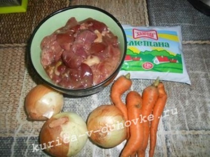 Rețete de pui de rețete coapte cu ceapă și morcovi cu smântână