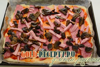 Pizza cu ciuperci și cârnați, rețetă de pizza la domiciliu