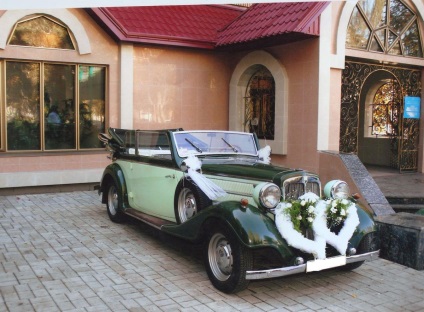 Felkészülés egy esküvőre egy meghívásról egy autóra, egy pozitív online magazinra
