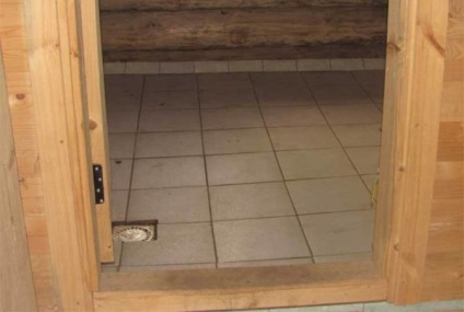 A csempe padlója a fürdőben, amelyik közülük kiválasztható és hogyan kell elhelyezni