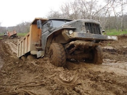 Trecerea de KAMAZ și Ural off-road de drumuri rusești de automobile de Nord off-road pe