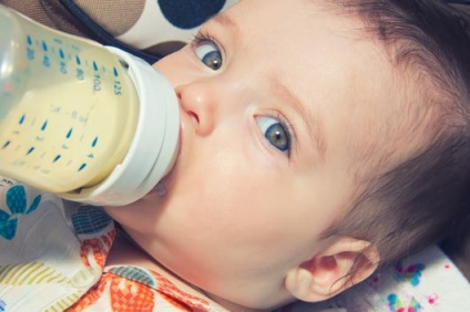 Un copil este zdrobit de laptele matern sau suflat în timpul hrănirii