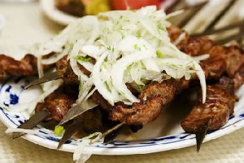 A báránybab paradicsommal és zöldségekkel ellátott kebab receptje - 1001 ételből készült shish kebab