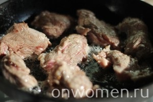 Roșcați carne de vită dintr-o carne de vită cu o rețetă de cartofi cu o fotografie