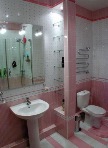 Roz, violet și gresie liliac în baie face un interior armonios