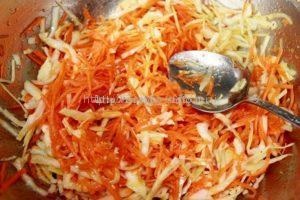 Salată de morcovi și varză coreene