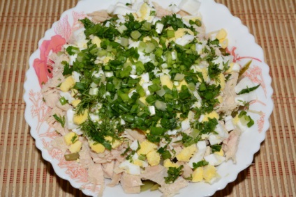 Zelleres saláta csirkével, tojással, uborkával és majonézzel - hogyan készítsünk salátát a gyökérből