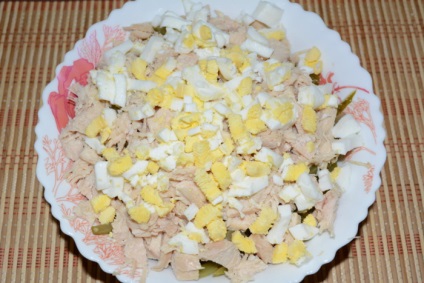Zelleres saláta csirkével, tojással, uborkával és majonézzel - hogyan készítsünk salátát a gyökérből