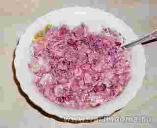 Salată cu carne de porc coaptă și castraveți murate