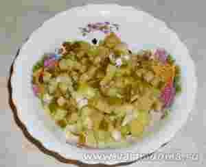 Salată cu carne de porc coaptă și castraveți murate