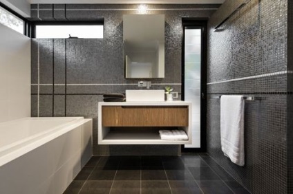 Designul interior al camerei de baie albă pe fotografie