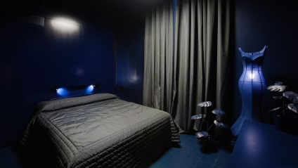 Kék fal tapéta a belső, fotó egy sötét háttér, színes fehér és fekete, arany a szobában